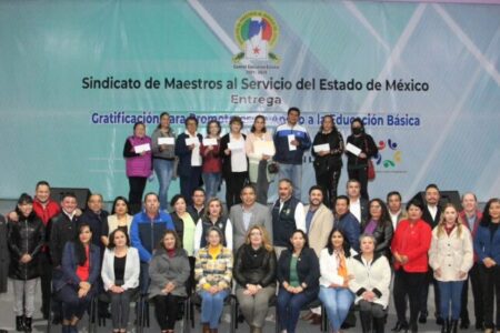 Reciben gratificaciones promotores de educación básica del SMSEM