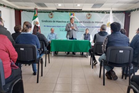 SMSEM entrega apoyos para hijas e hijos con discapacidad de maestros